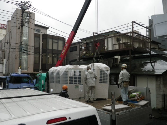 室外機搬入作業